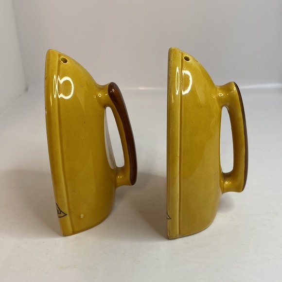 Vintage Salt and Pepper Shakers Irons British Columbia Souvenir 4” tall - Picture 3 of 11